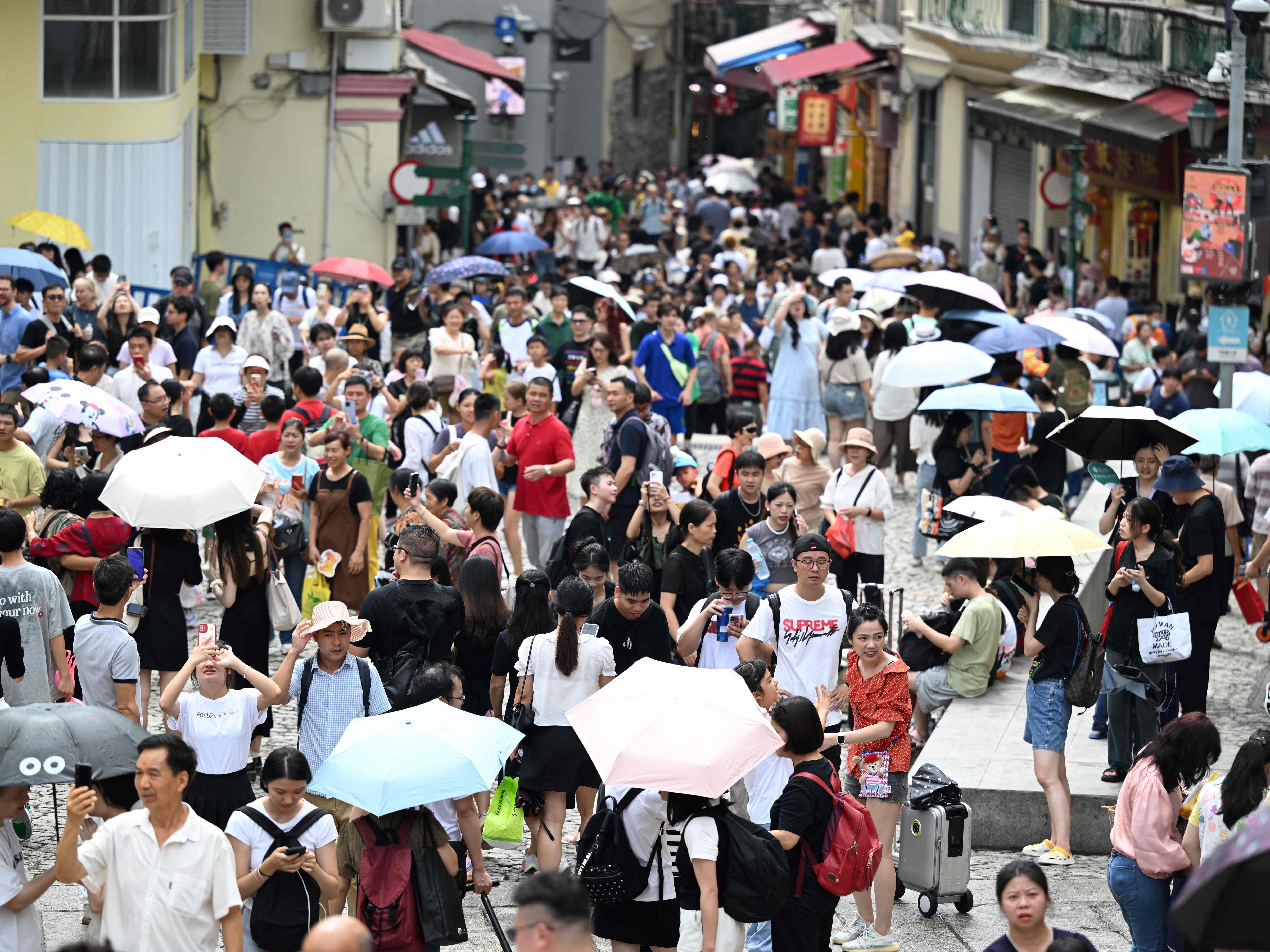 Kerumunan besar yang sebagian besar turis Tiongkok berjalan melalui pusat bersejarah Makau selama liburan Golden Week pada 3 Oktober 2023.