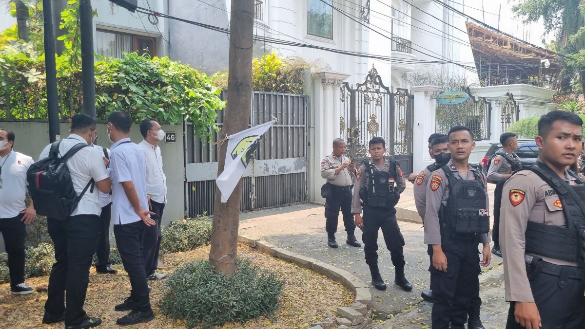 Polda Metro Jaya menggeledah dua rumah ketua KPK Firli Bahuri di Bekasi dan Kertanegara terkait dugaan pemerasan terhadap SYL.