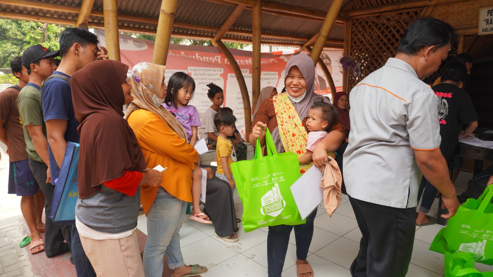 Distribusi bantuan pencegahan stunting oleh Rajawali Nusindo, anak usaha ID FOOD.