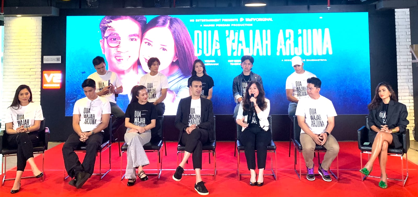 Konferensi pers WeTV Original Dua Wajah Arjuna yang dihadisi beberapa pemainnya di Jakarta, Senin (30/10).