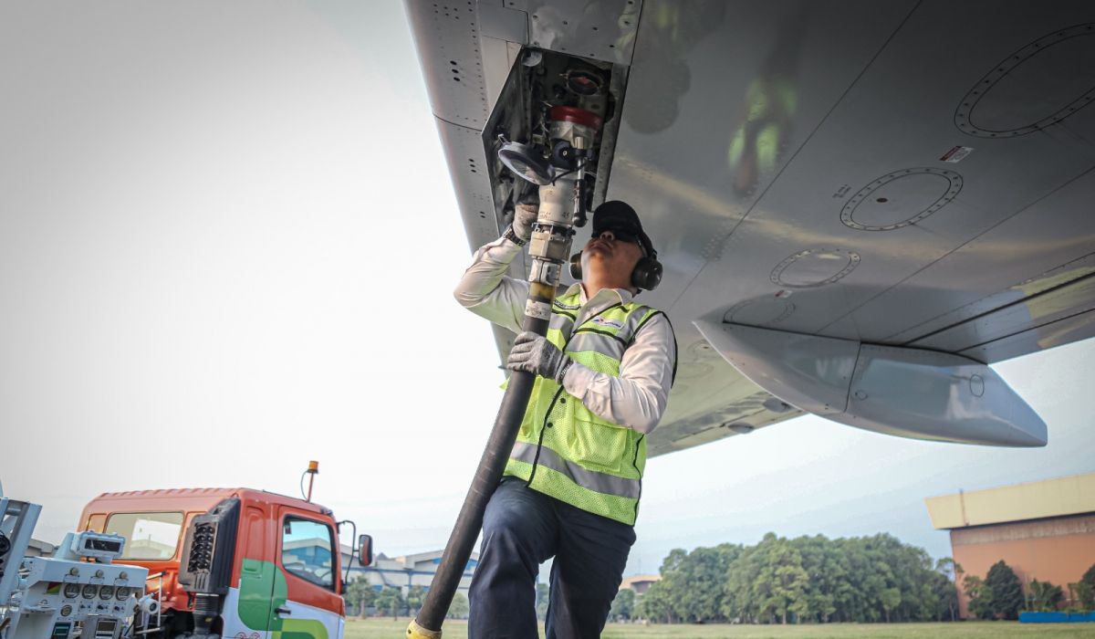 Pengisian bioavtur sebagai bahan bakar pesawat terbang.