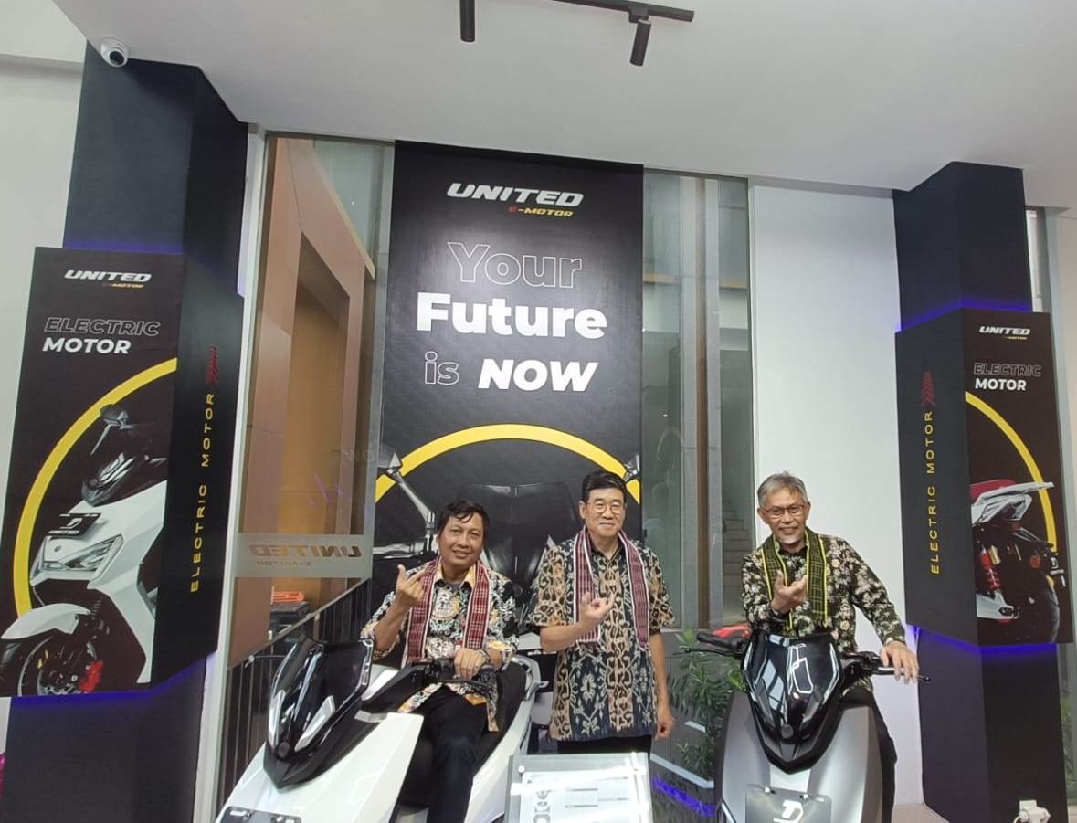 Kalla Kars membuka showroom sepeda motor linstrik United E-Motor terbarunya di BSD. Tangerang, Banten.