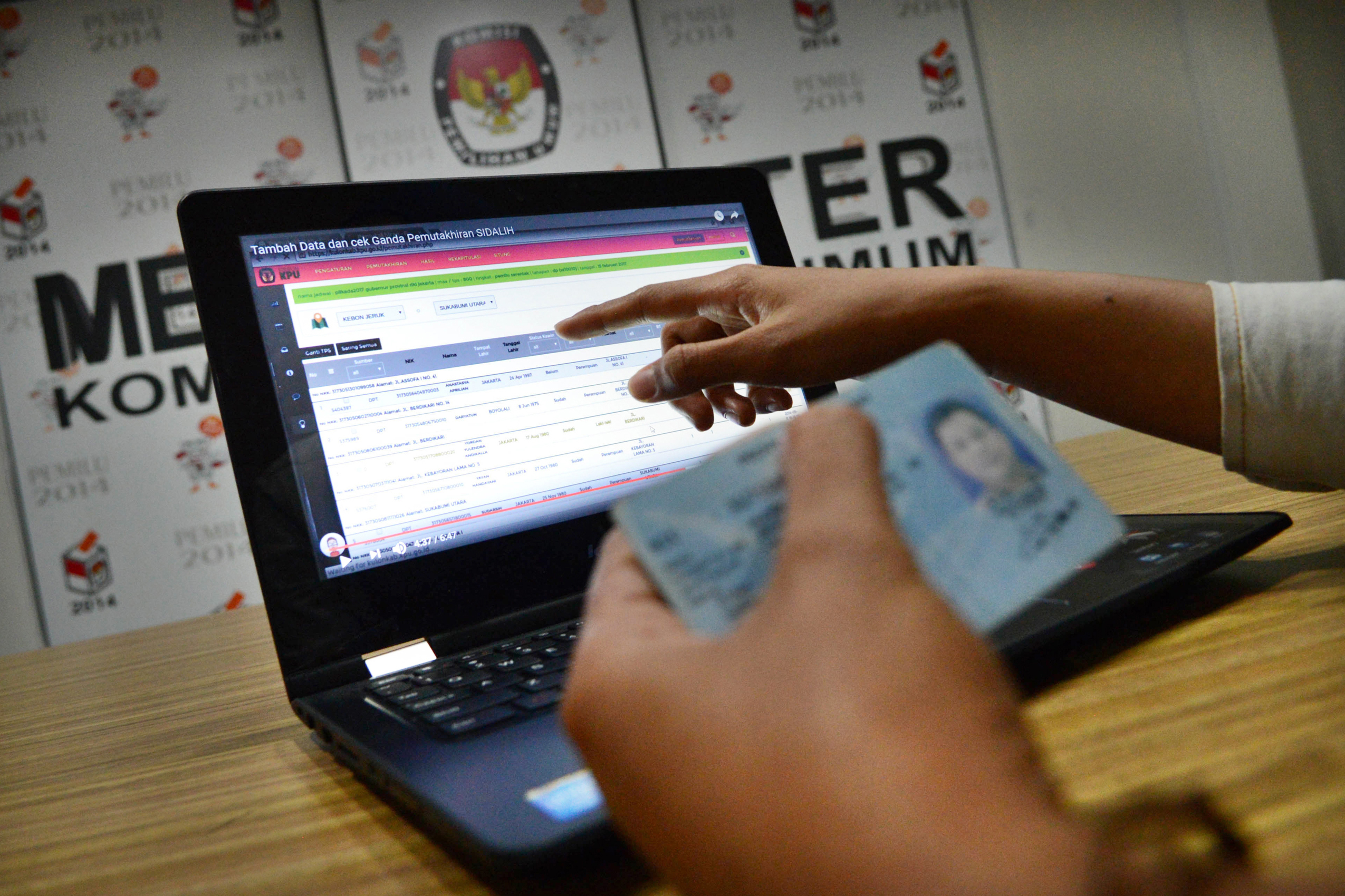 Masyarakat Pemilih mengecek data pribadi pada Web Sidalih milik Komisi Pemilihan Umum (KPU).