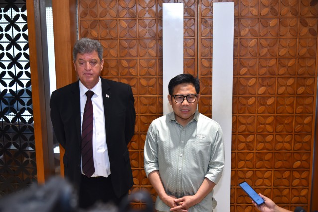 Wakil Ketua DPR RI Abdul Muhaimin Iskandar (kanan) dan Dubes Palestina untuk Indonesia, (H.E) Zuhair Al-Shun. 