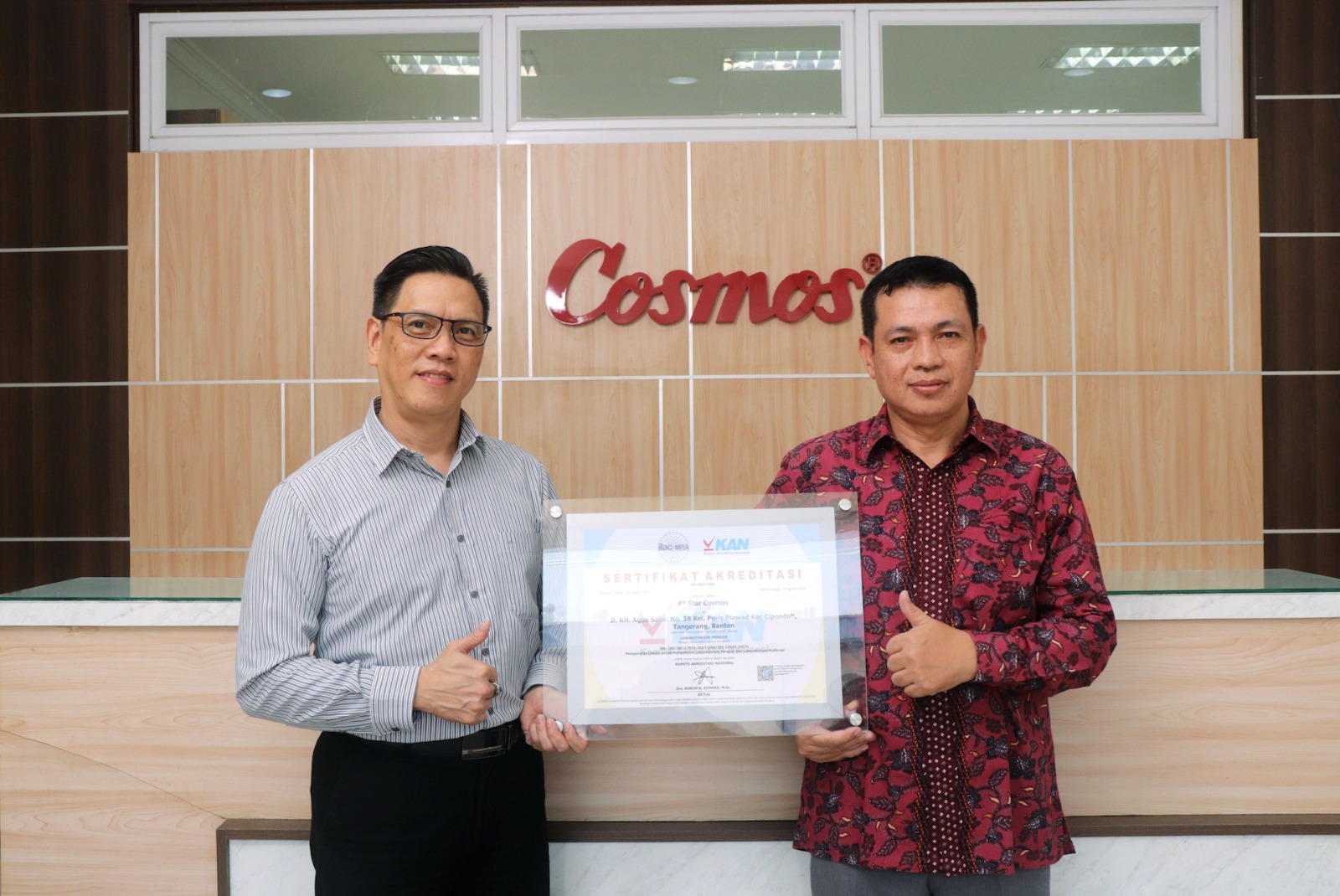 PT. Star Cosmos menerima sertifikat akreditasi dari Badan Sertifikat Nasional dengan nilai full untuk Lab Cosmos.