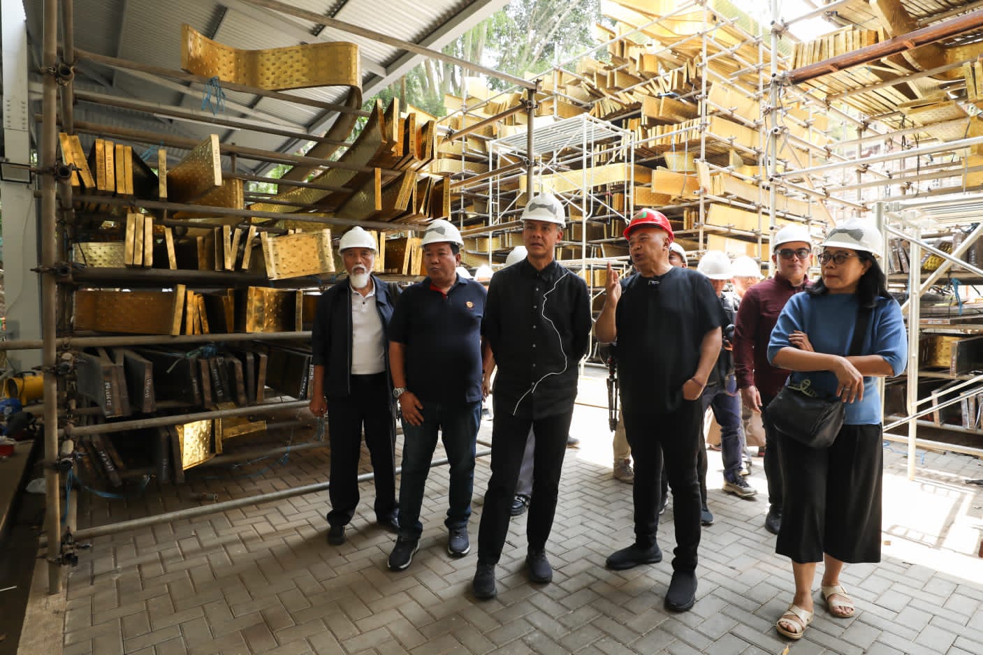 Ganjar Pranowo mengunjung Nyoman Nuarta Gallery di Bandung Barat, Jabar