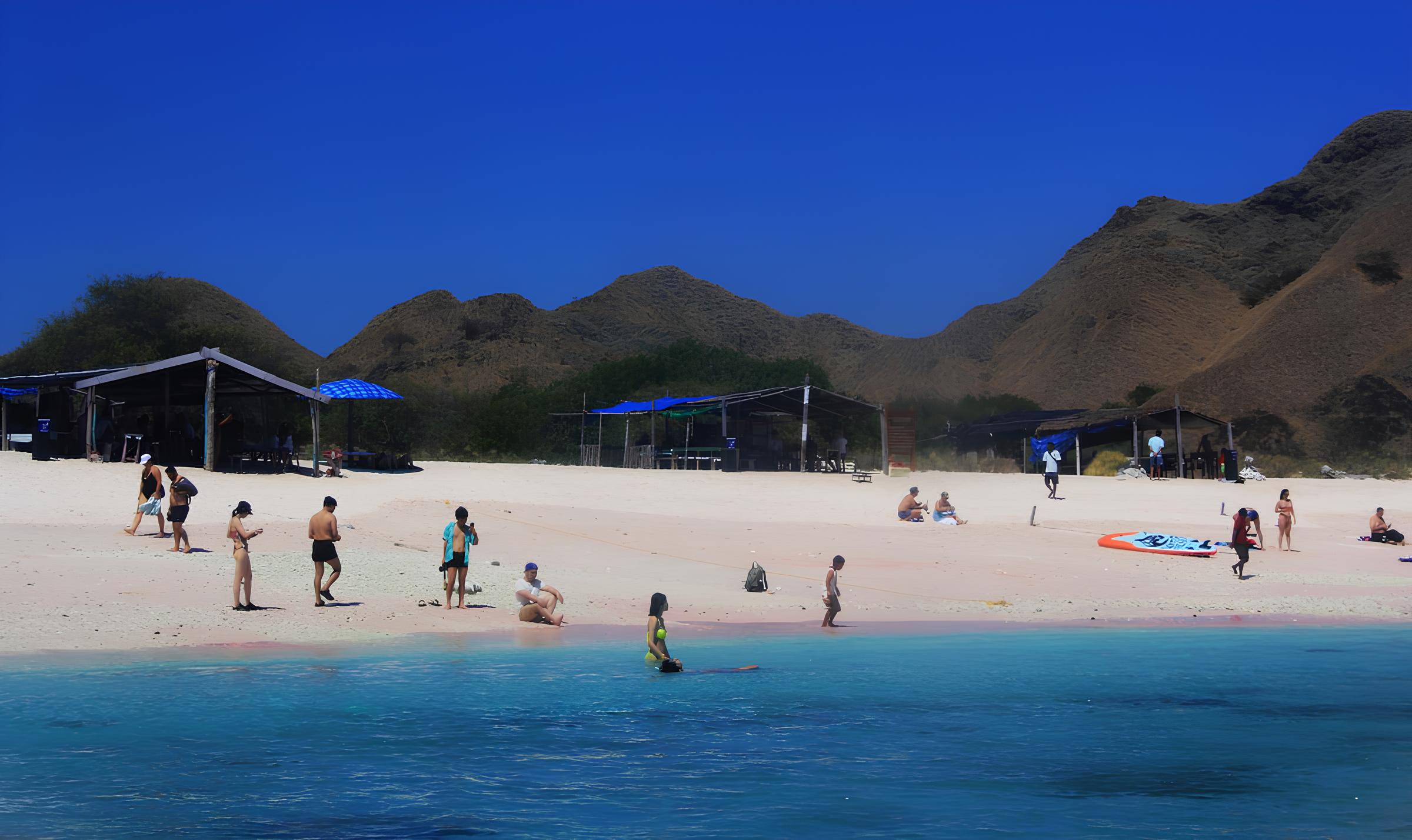 Wisatawan di Pantai Long Pink Beach, Pulau Padar, Kabupaten Manggarai Barat, NTT.