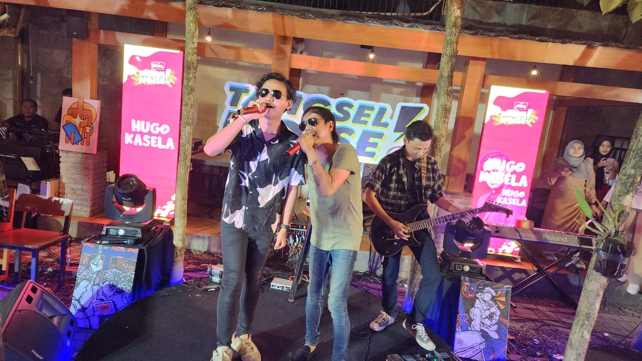 Hugo Kasela berduet dengan ayahnya Ian Kasela di acara Tangsel Noise, Jumat (6/10).
