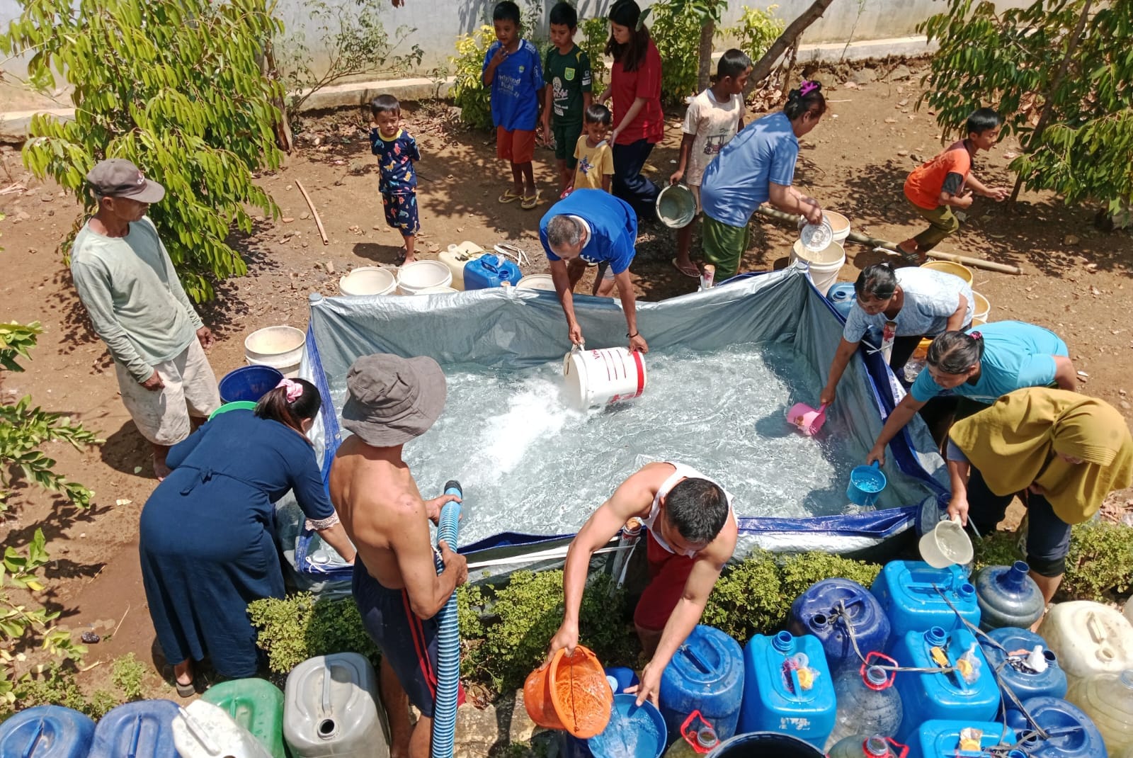 Warga Cilacap menampung air bersih yang disalurkan BPBD Cilacap.