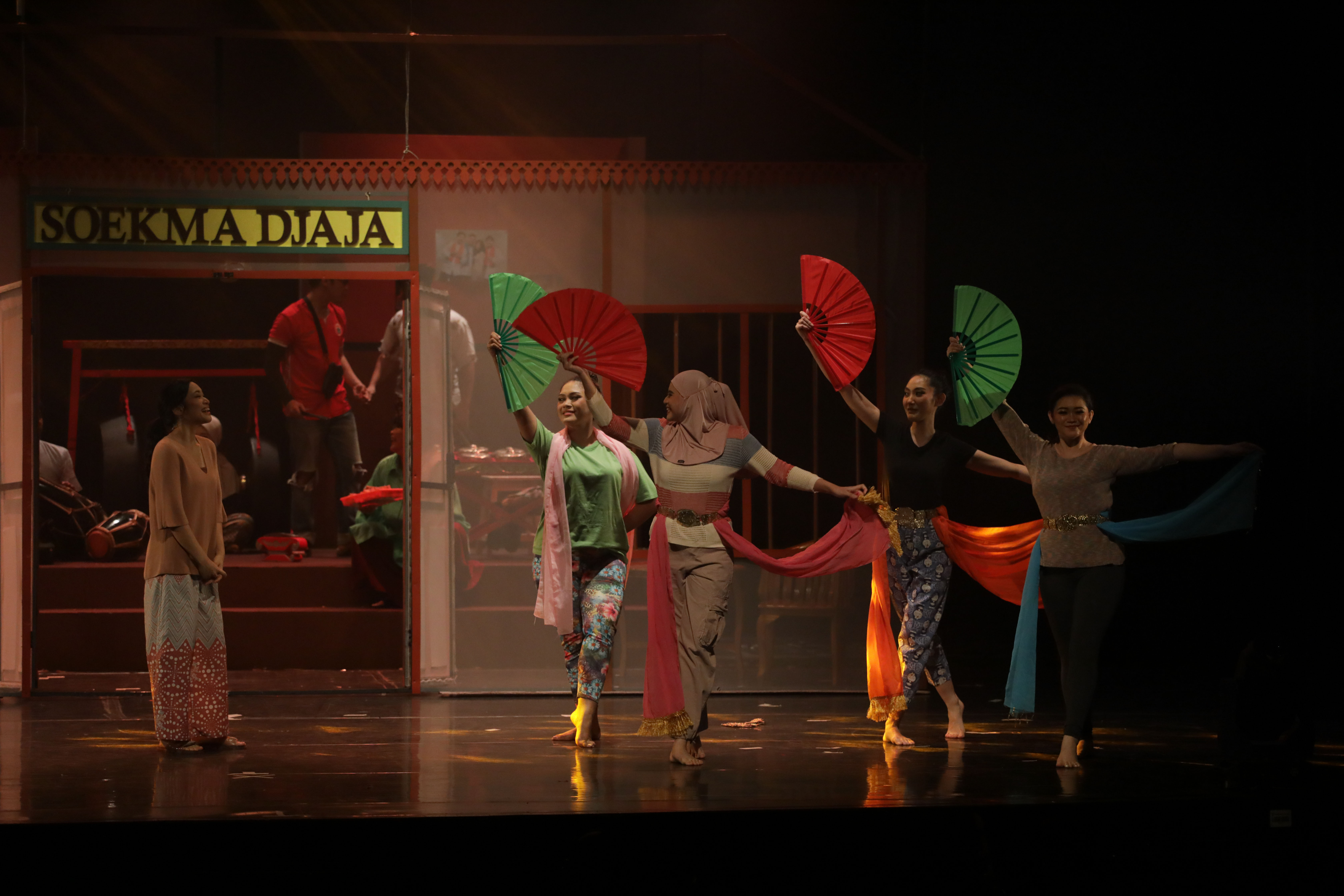 Sejumlah seniman dari Teater Abang None Jakarta  menampilkan pertunjukan Janji Soekma: Langgam Gambang Kehidupan