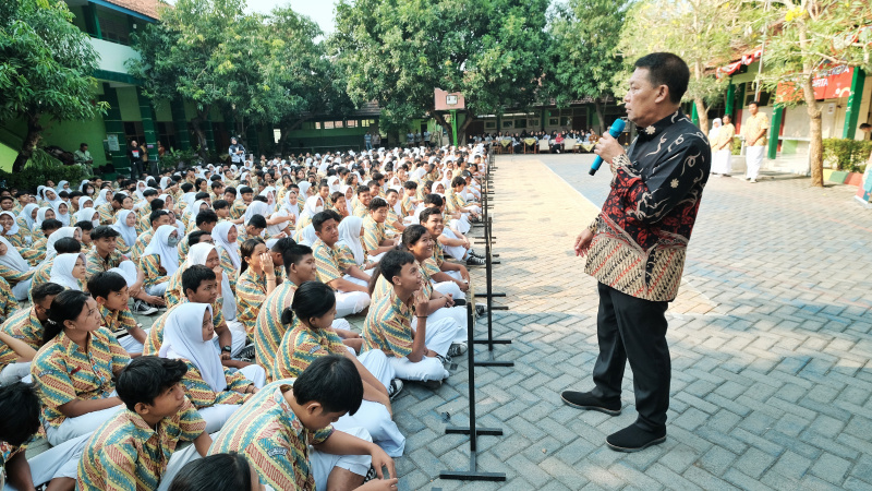 Wawali Teguh Prakosa memberikan pesan pesan terkait kesehatan mental dengan berinteraksi sosial dengan ratusan siswa SMP di Solo. 