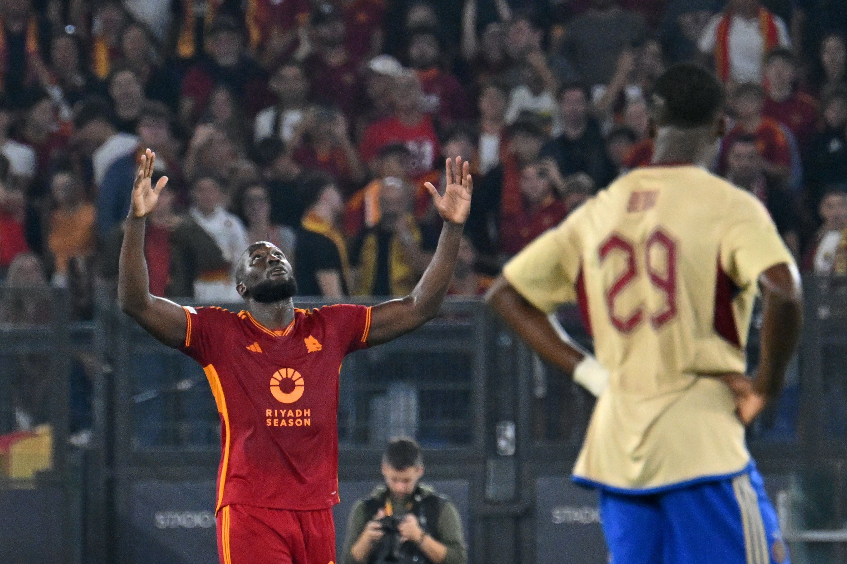 Striker AS Roma Romelu Lukaku (kiri) merayakan gol yang dicetaknya ke gawang Servette dalam laga Liga Europa.