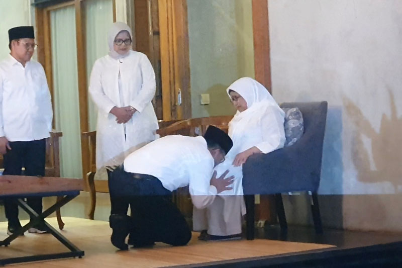 Anies Baswedan dan Cak Imin sungkem. 