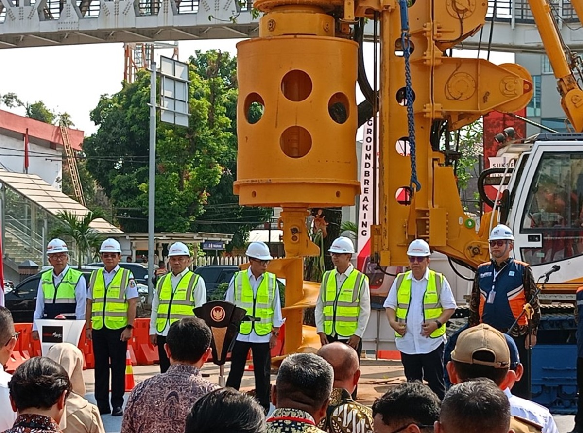 Menteri Perhubungan Budi Karya Sumadi (tengah) saat meresmikan pembangunan  LRT Jakarta Fase 1B Velodrome-Manggarai, Senin (30/10).