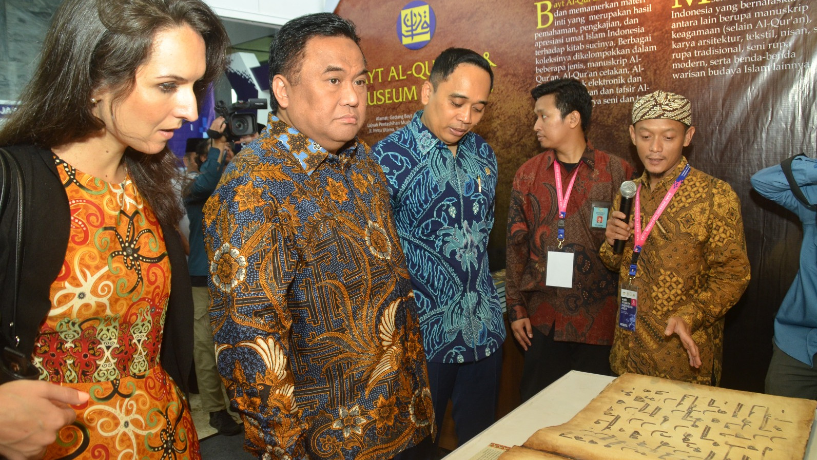 WAKIL Ketua DPR RI Bidang Korinbang, Rachmat Gobel (kedua dari kiri) di pameran manuskrip Al-Qur'an.