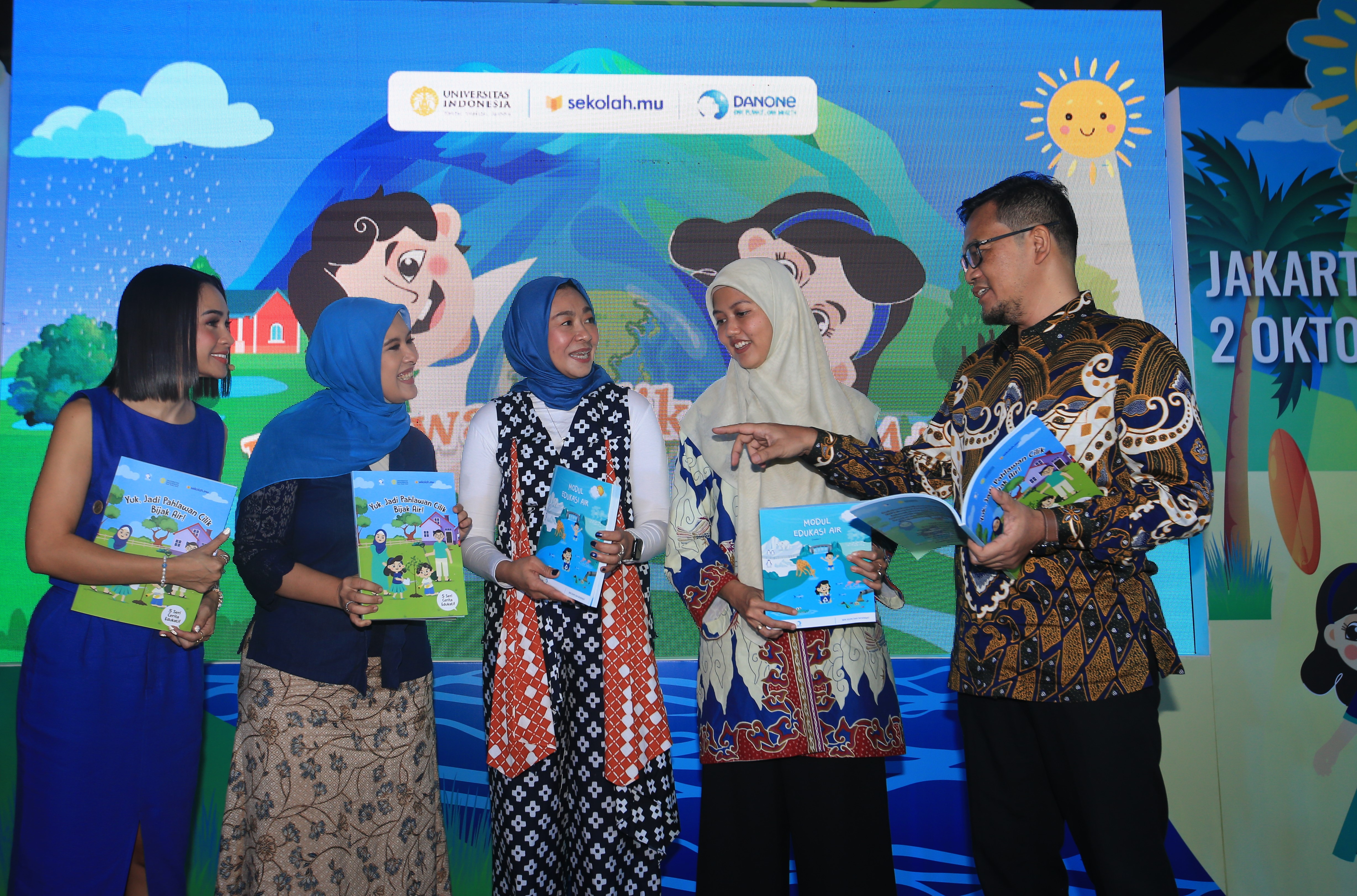 Danone Indonesia dan mitra menyelenggarakan sosialisasi program edukasi 'Pahlawan Cilik Bijak Air' di Restoran Kaum, Jakarta, Senin (2/10).