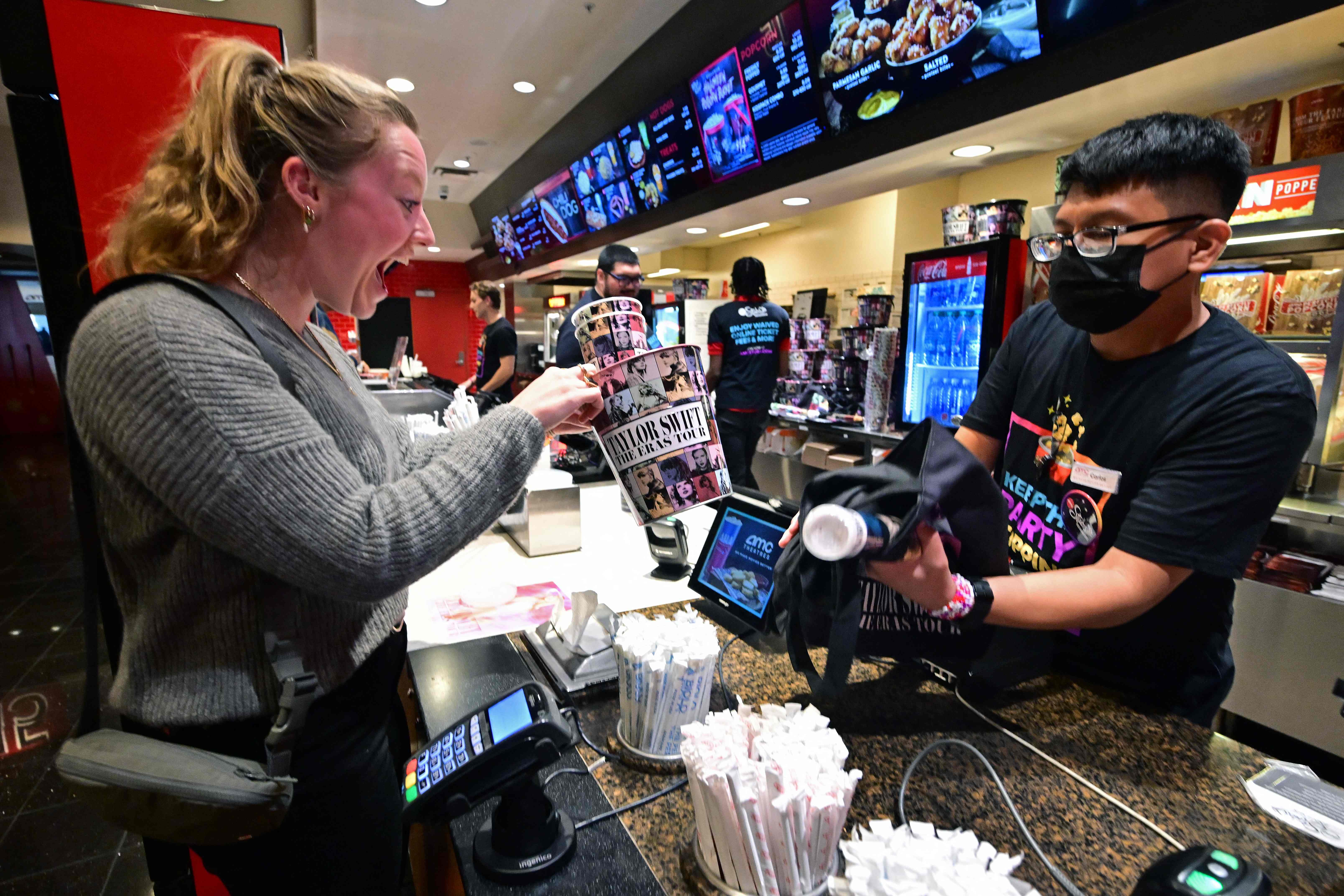 Penonton membeli pernak pernik saat akan menonton film Taylor Swift: The Eras Tour di bioskop Amerika Serikat.