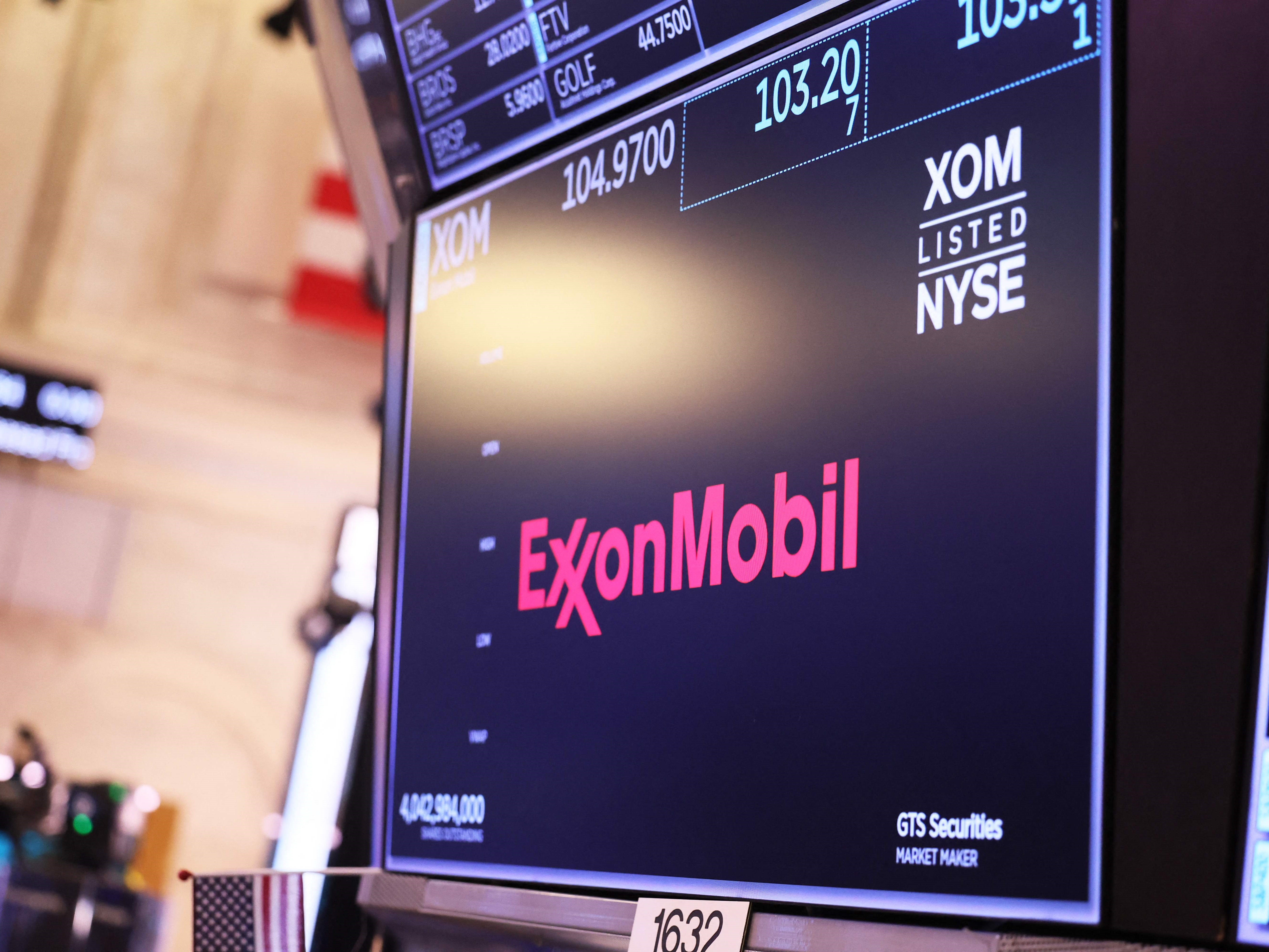 Logo ExxonMobil di Bursa New York, AS.