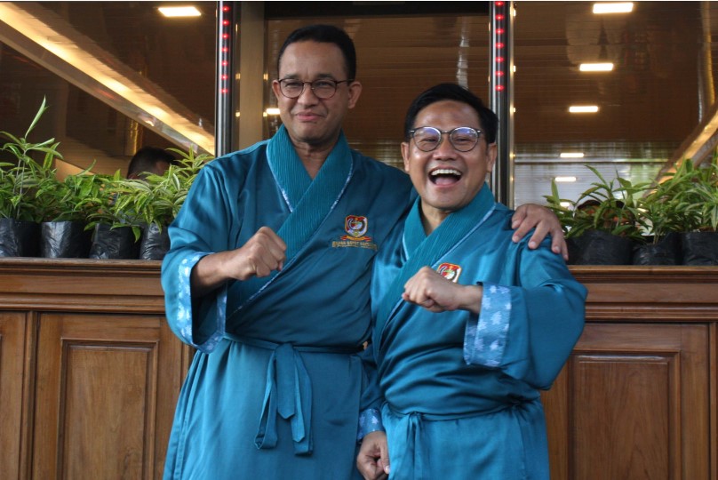 Capres Anies Baswedan (kiri) dan Cawapres Muhaimin Iskandar bersiap menjalani tes kesehatan di RSAD Gatot Soebroto, Sabtu (21/10). 