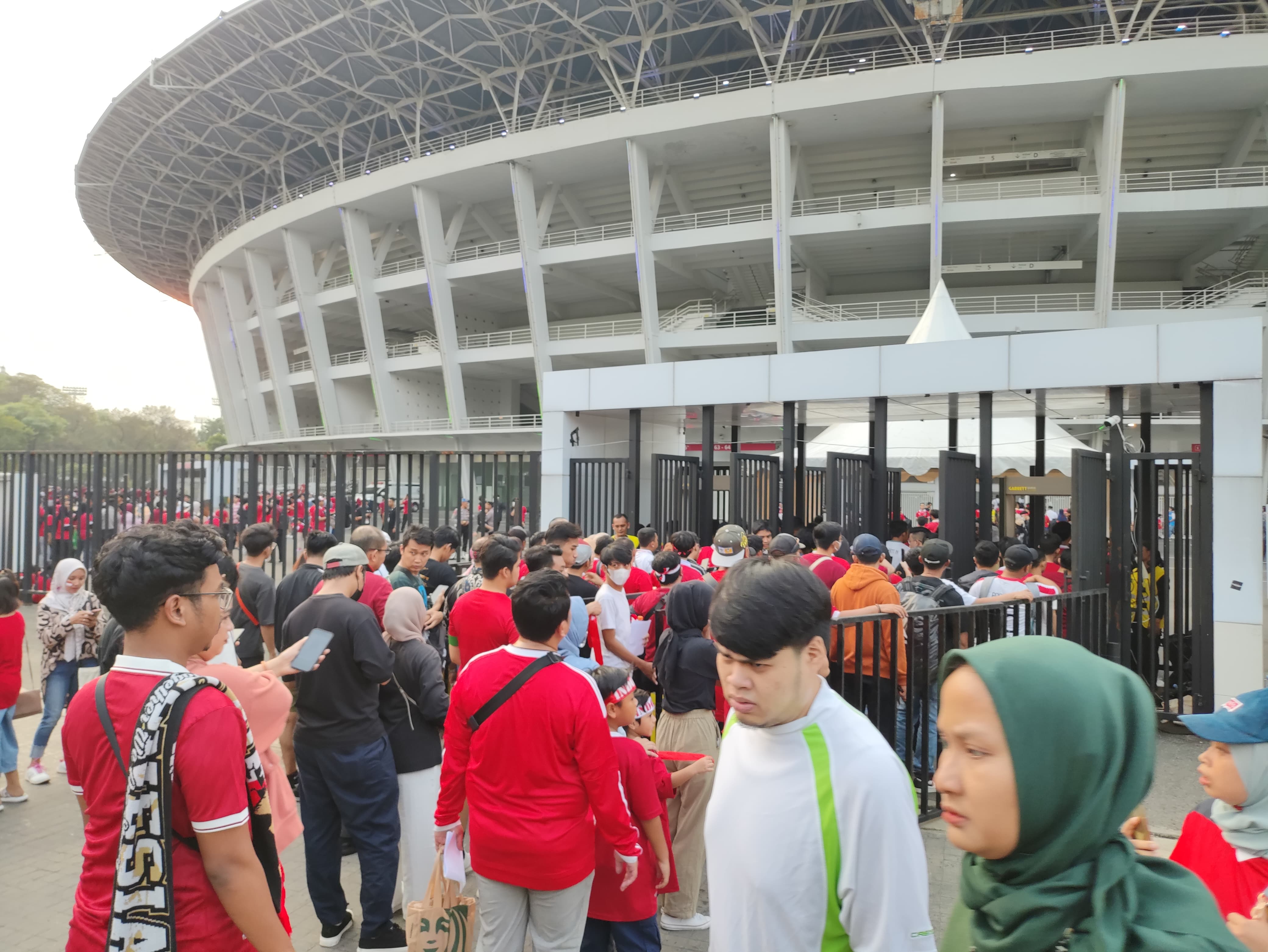 Pendukung Timnas Indonesia telah memadati SUGBK