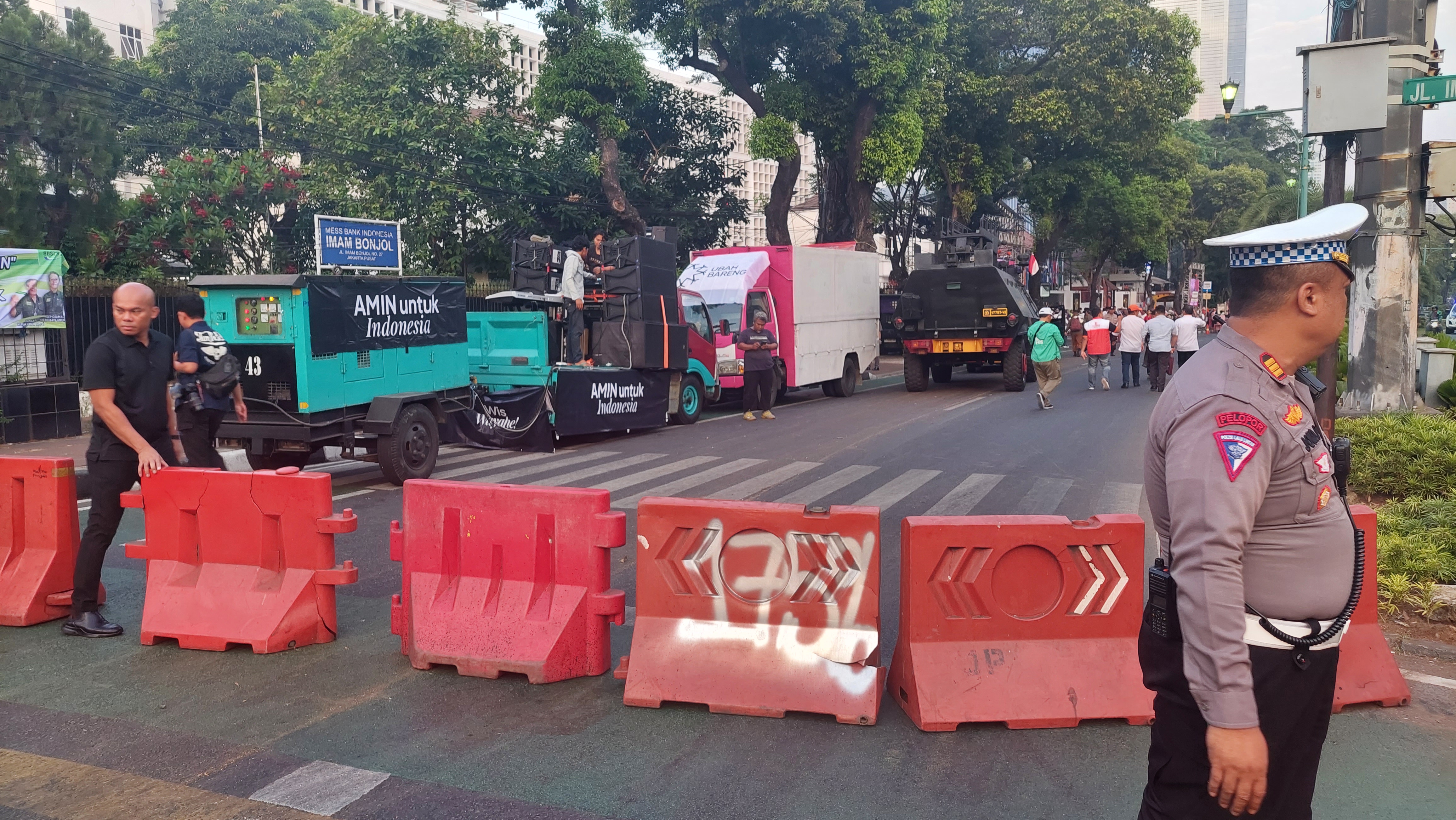 Polda Metro Jaya menutup jalan depan Gedung KPU jelang pendaftaran bacapres dan bacawapres.