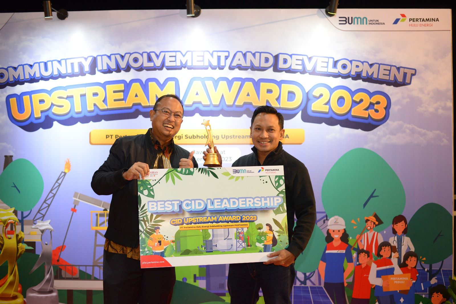 Corporate Secretary PHE Arya Dwi Paramita (kiri)  menyerahkan penghargaan kepada Best CID Leadership Handri Ramdhani.