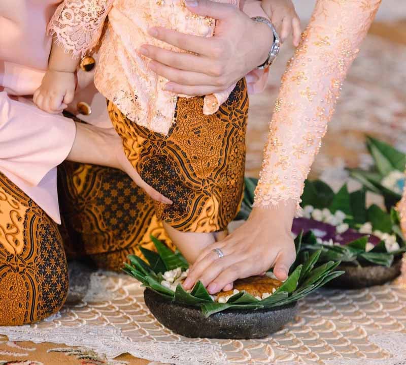 Ilustrasi - upacara adat tedhak siten