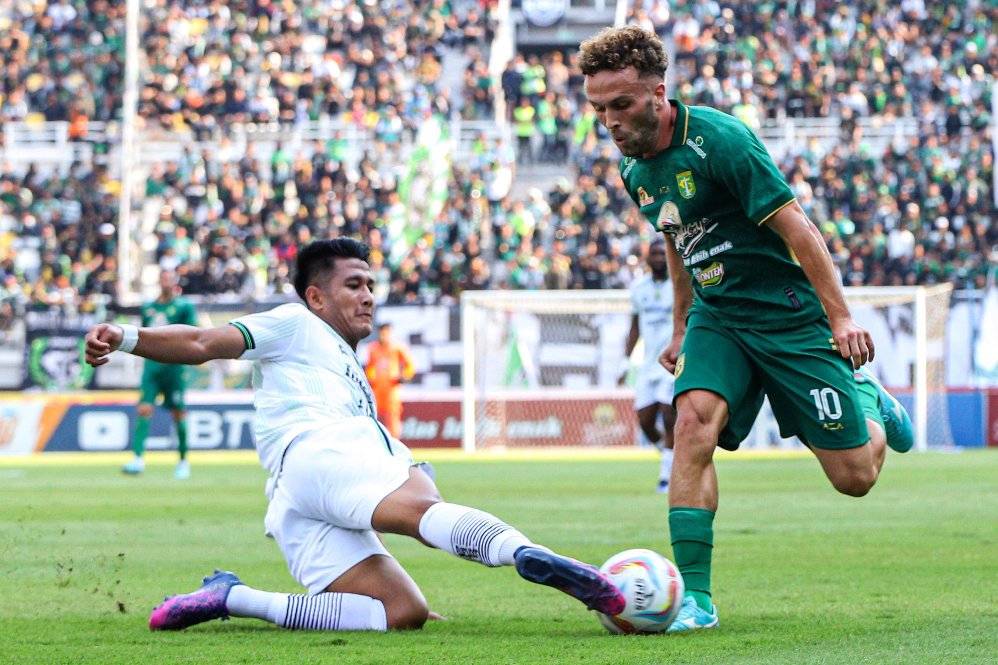 Menang di Kandang Persebaya, Pelatih Persib Puji Mental Pemain