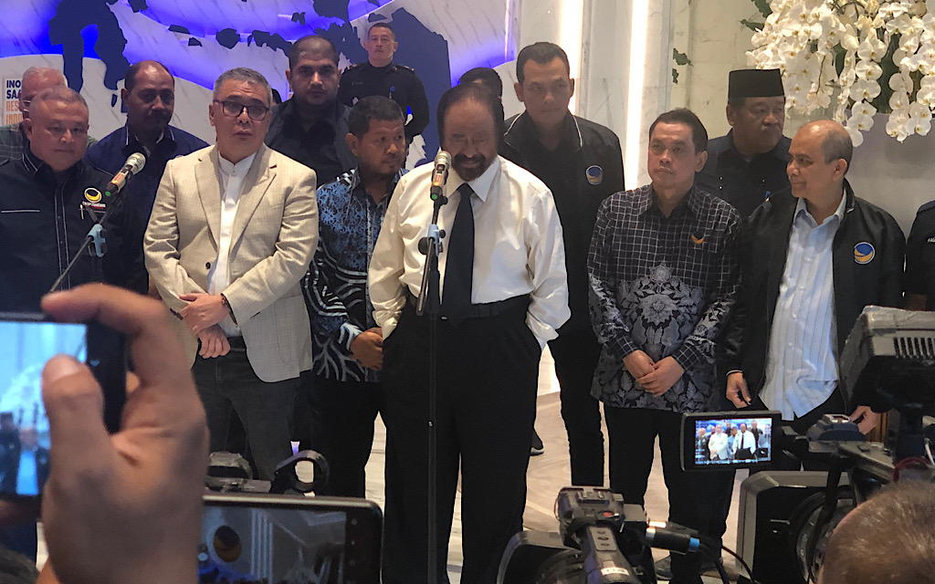 Ketua Umum NasDem Surya Paloh memberikan keterangan pers