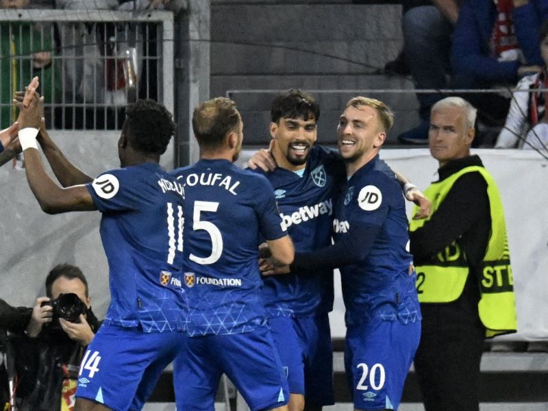 Para pemain West hame berselebrasi usai mengalahkan Freiburg di Liga Europa.