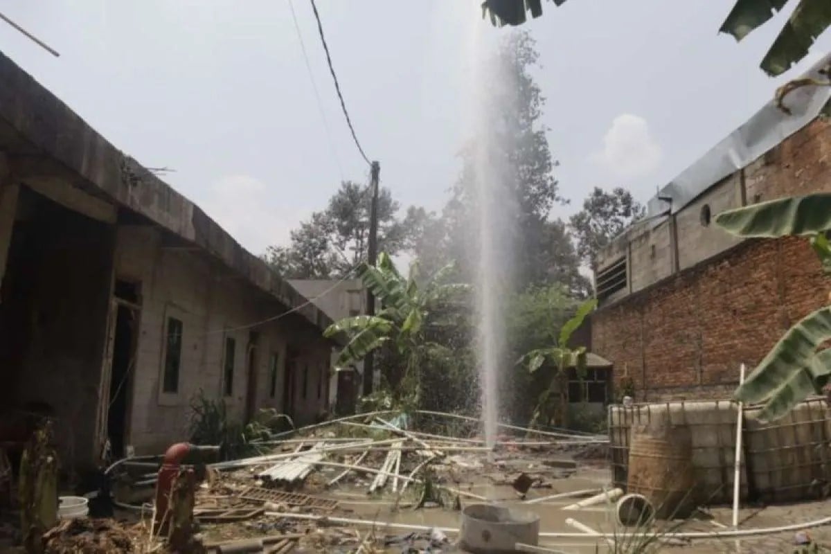 Semburan air bercampur gas muncul dari sumur bor di Kampung Leuwi Kotok, Bogor.