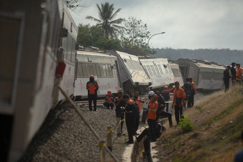 Hari ini evakuasi KA Argo Semeru dilanjutkan PT KAI Daop 6.