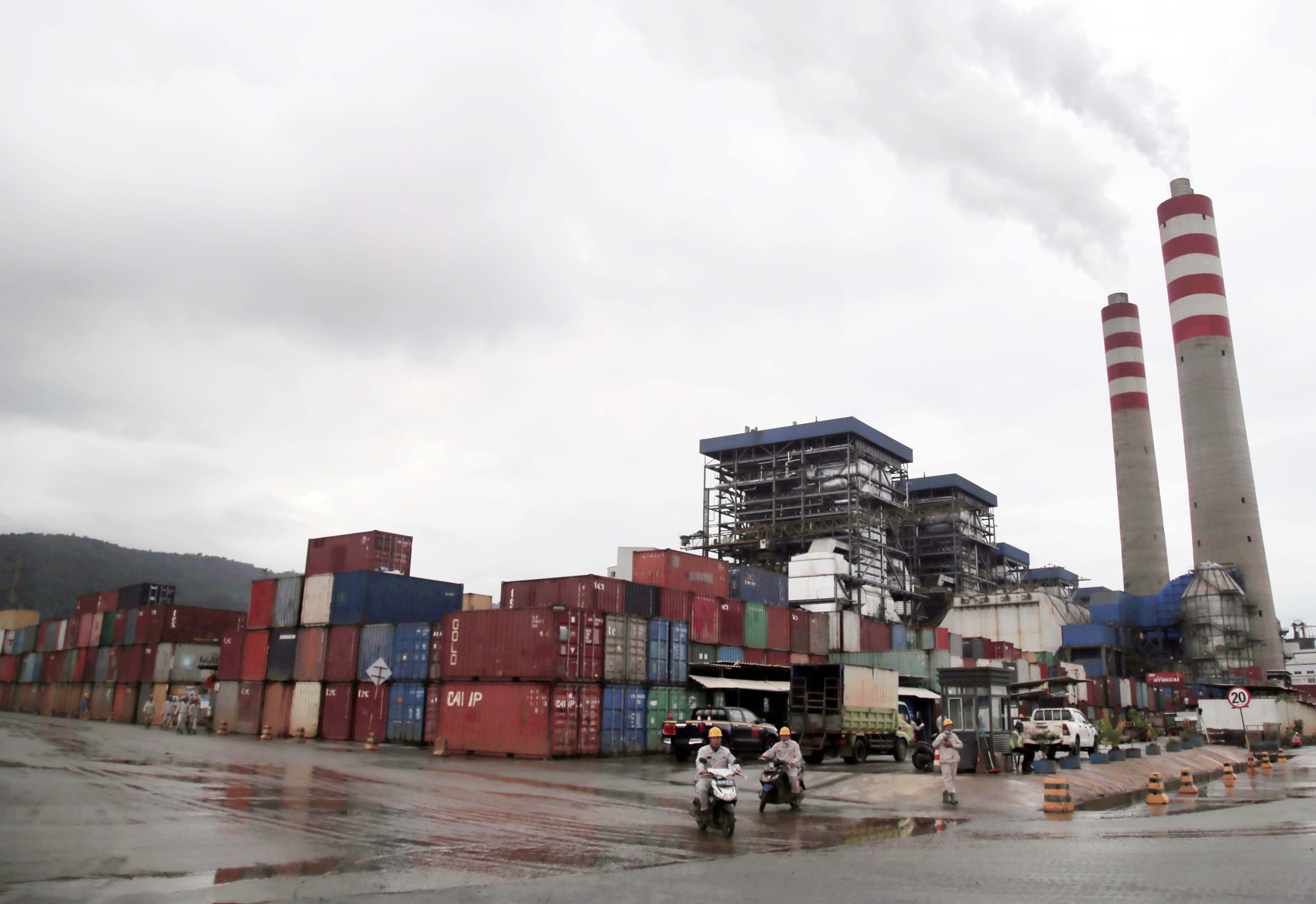 Pekerja tambang melintas di sekitar PLTU di Indonesia Weda Bay Industrial Park (IWIP) Maluku Utara, Jumat (1/9).