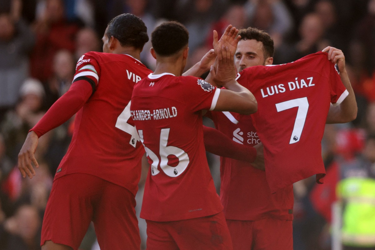 Striker Liverpool Diogo Jota (kanan) melakukan selebrasi usai mencetak gol ke gawang Nottingham Forest di laga Liga Primer Inggris.