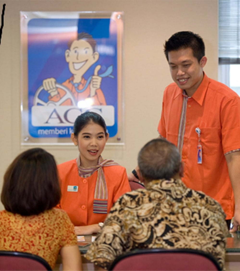 Ilustrasi. Pegawai ACC memberi pelayanan dan penjelasan kepada konsumen.