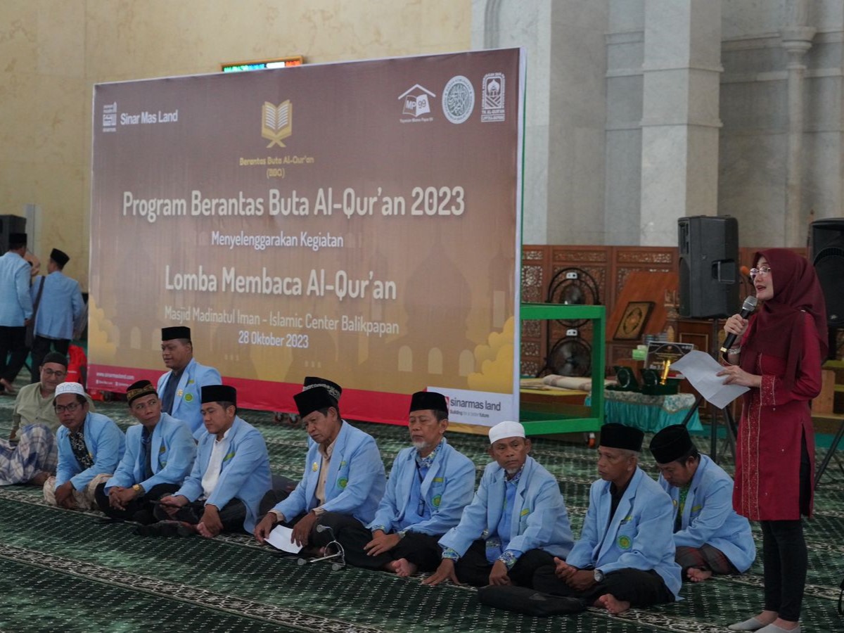Vice President of Corporate Communications Sinar Mas Land  Atikah Sunarya memberikan kata sambutan dalam acara Lomba Membaca Al-Qur’an.