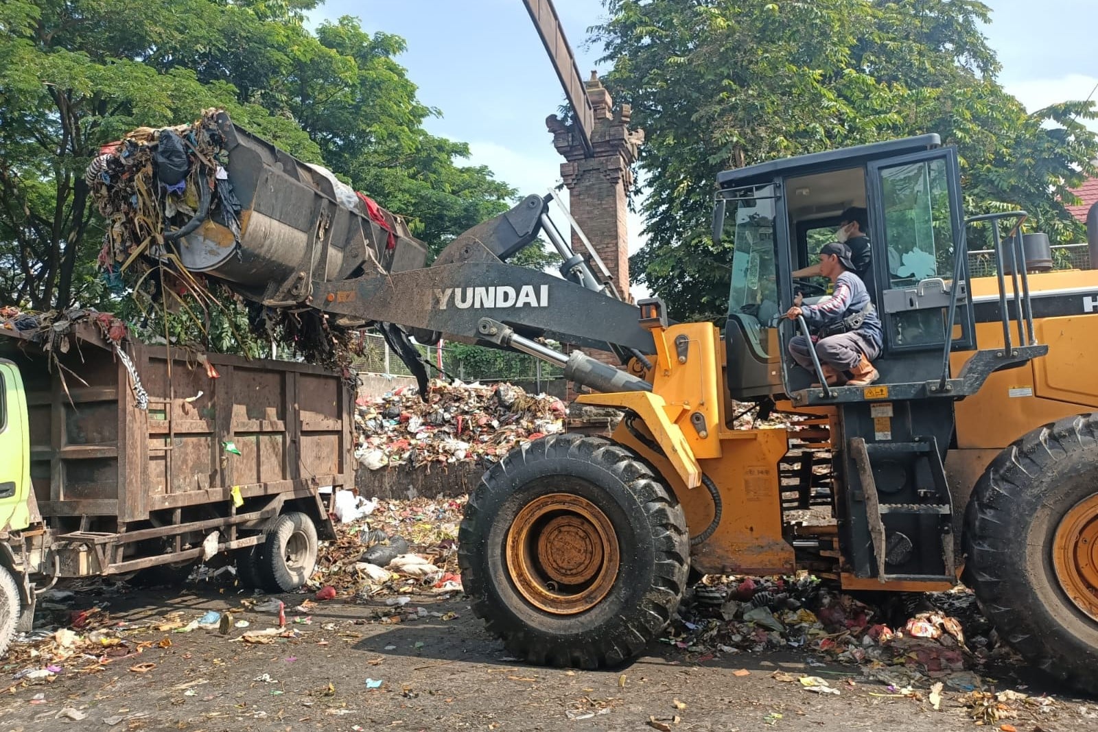 Petugas di TPA Suwung, Denpasar Selatan, Bali, kerja keras melakukan penanganan sampah kiriman dari TPS, Kamis (23/2/2023).