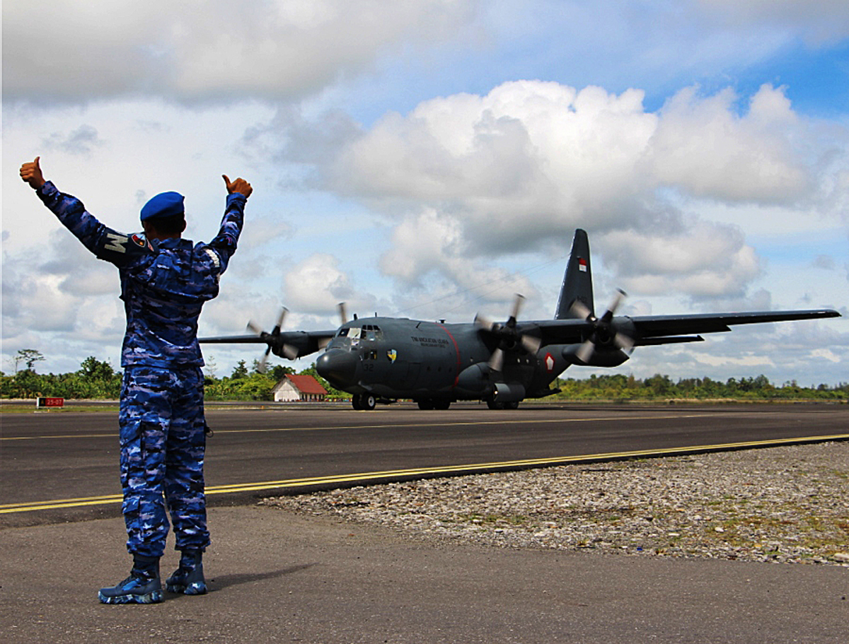 Ilustrasi - Pesawat TNI AU membawa bantuan ke Yahukimo.