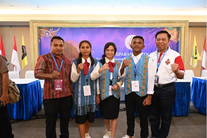Siswa SMAK dari NTT Binaan Ditjen Bimas Katolik menunjukkan prestasi pada Cerdas Cermat Remaja di  Pesparani Nasional III, Jakarta.  