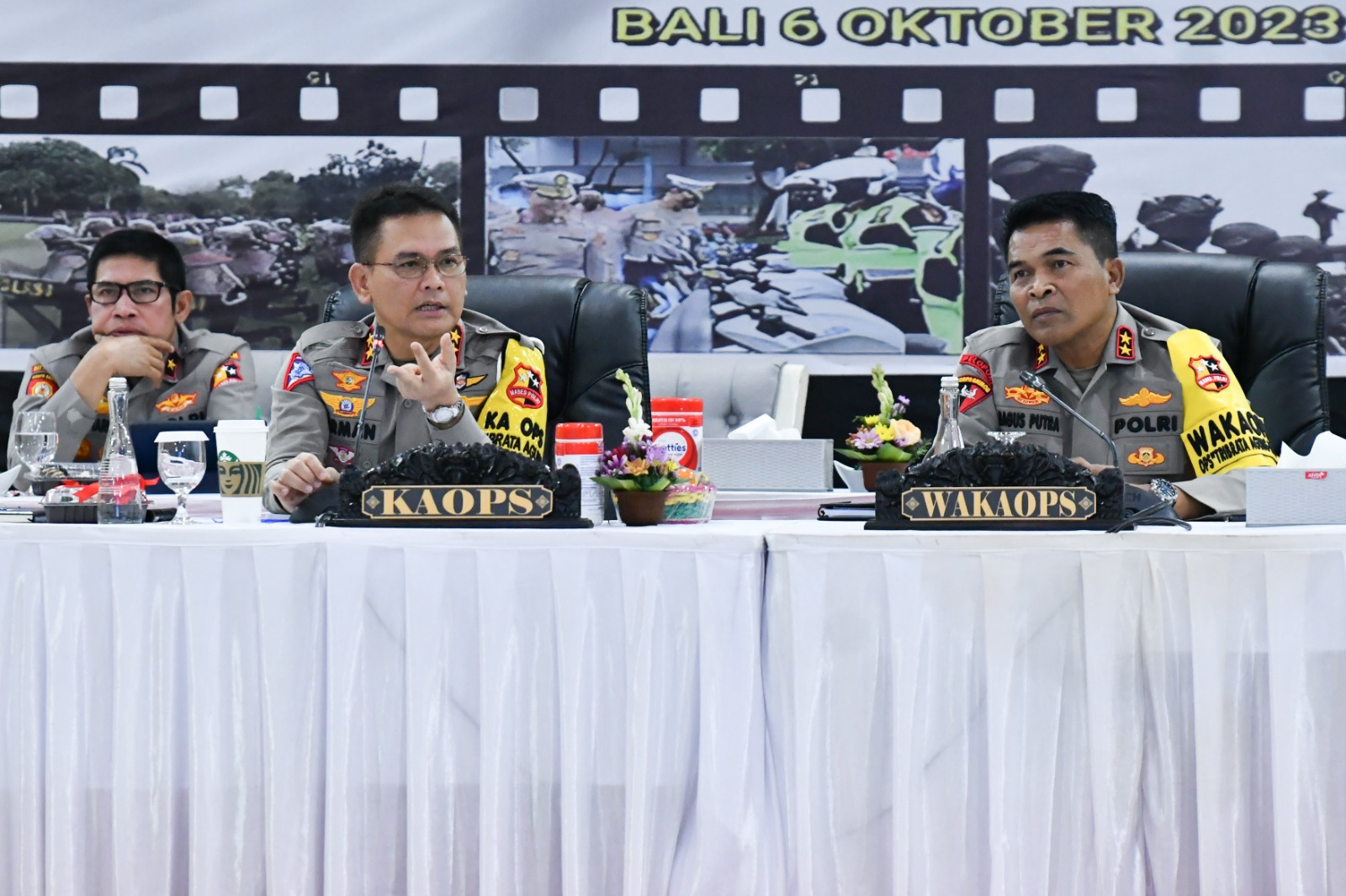 Kaops Tribrata Agung 2023 Irjen Pol Firman Shantyabudi dan Wakaops Irjen Pol Bagus Putra saat menggelar rapat jelang KTT AIS Forum 2023.