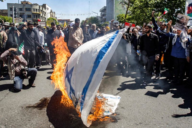 Ilustrasi bendera Israel dibakar