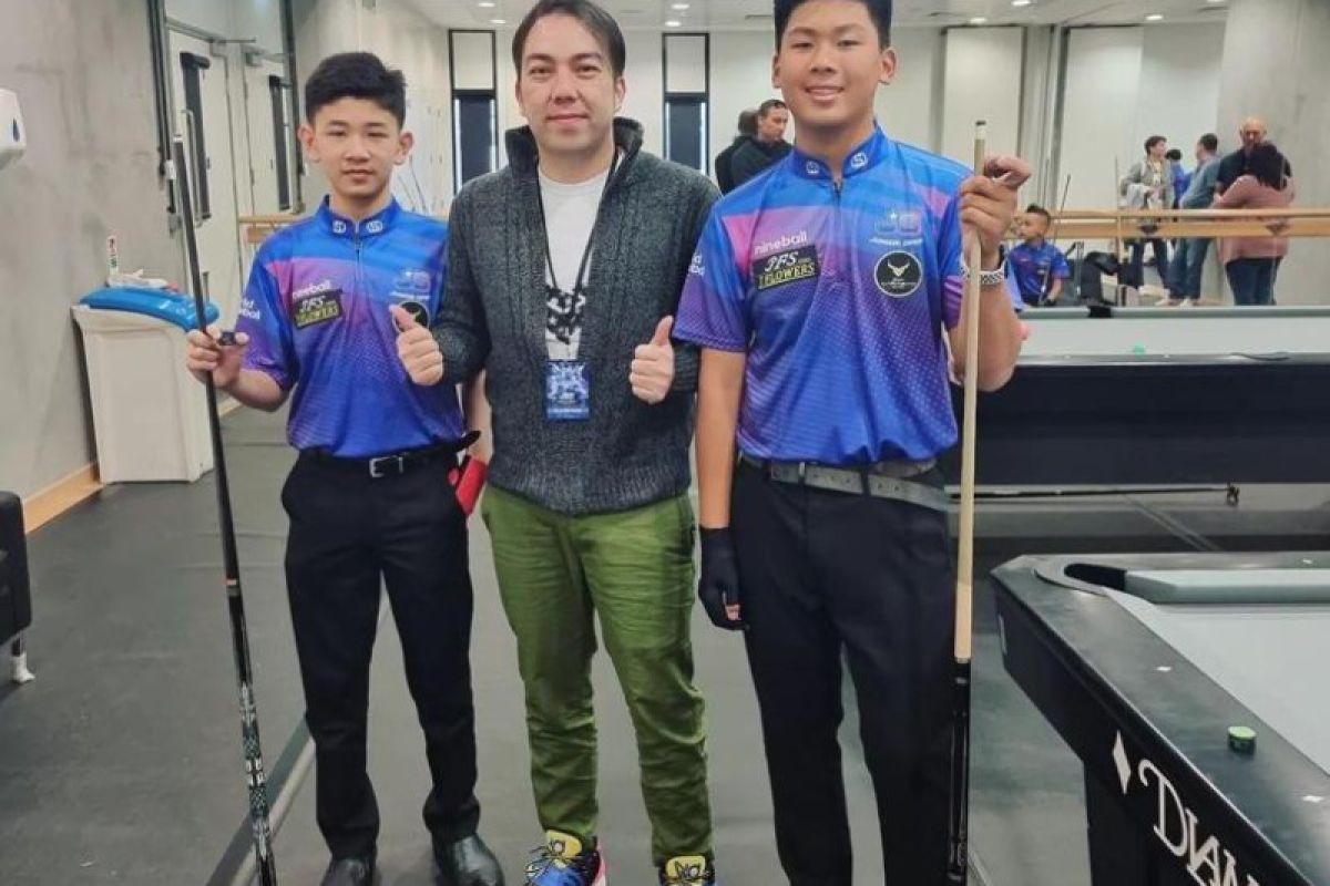 Mantan pebiliar nasional Hendra Kurniawan (tengah) bersama dua anak didiknya.