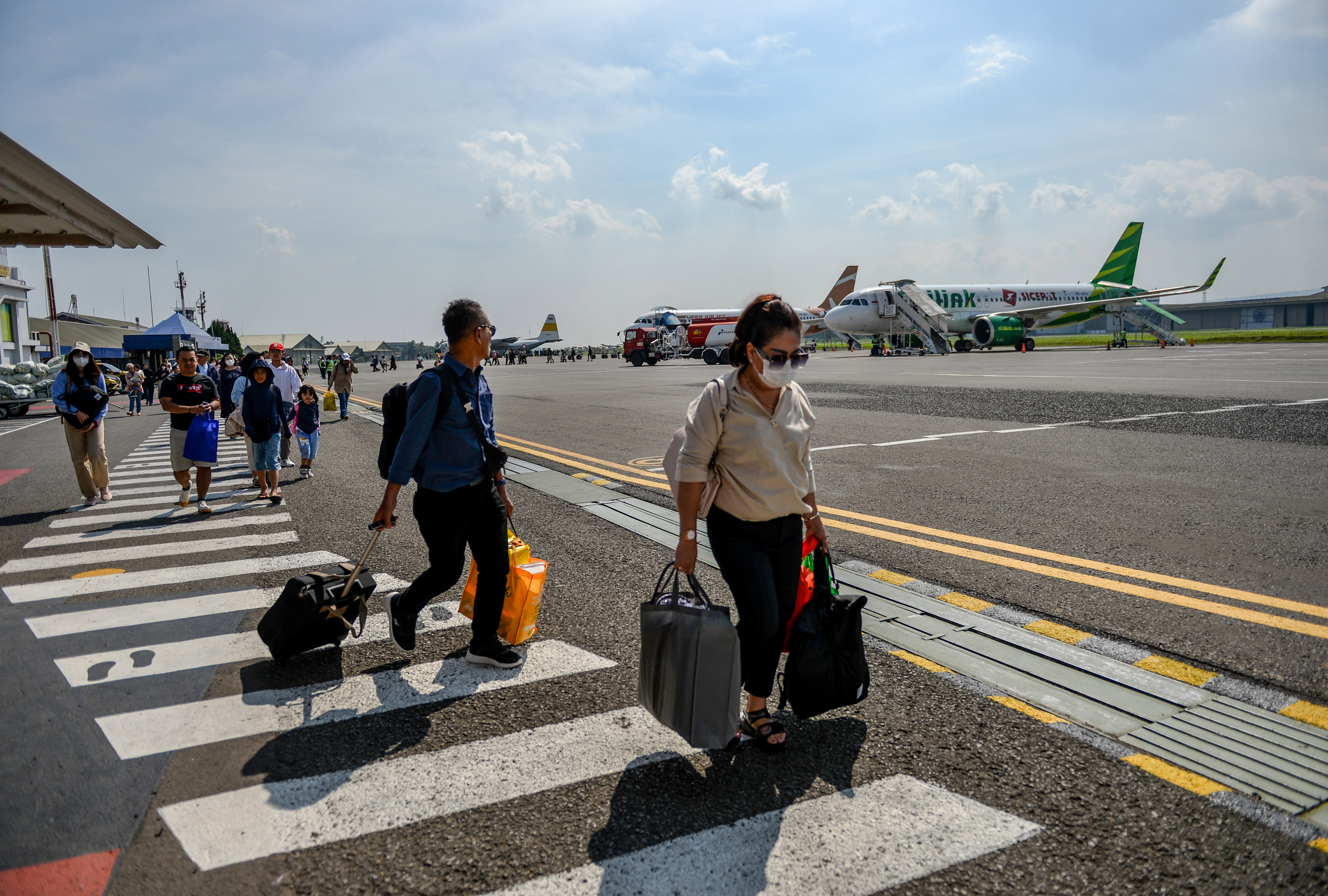 Penumpang di Bandara Husein Sastranegara Bandung