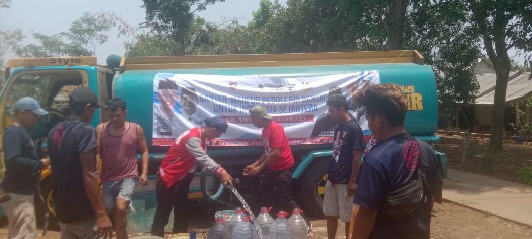Relawan Kawan Juang GP membagikan air bersih kepada warga di wilayah Purwakarta, Jawa Barat, Sabtu (28/10).