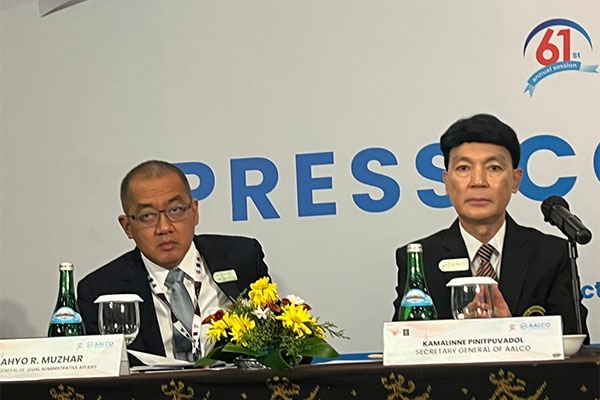 Direktur Jenderal Administrasi Hukum Umum, Cahyo R. Muzhar (kiri)