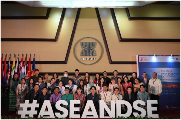 Foto bersama perwakilan pemuda dari 10 negara anggota ASEAN pada acara Final Regional ASEAN DSE 2023 di Jakarta Selasa (24/10).