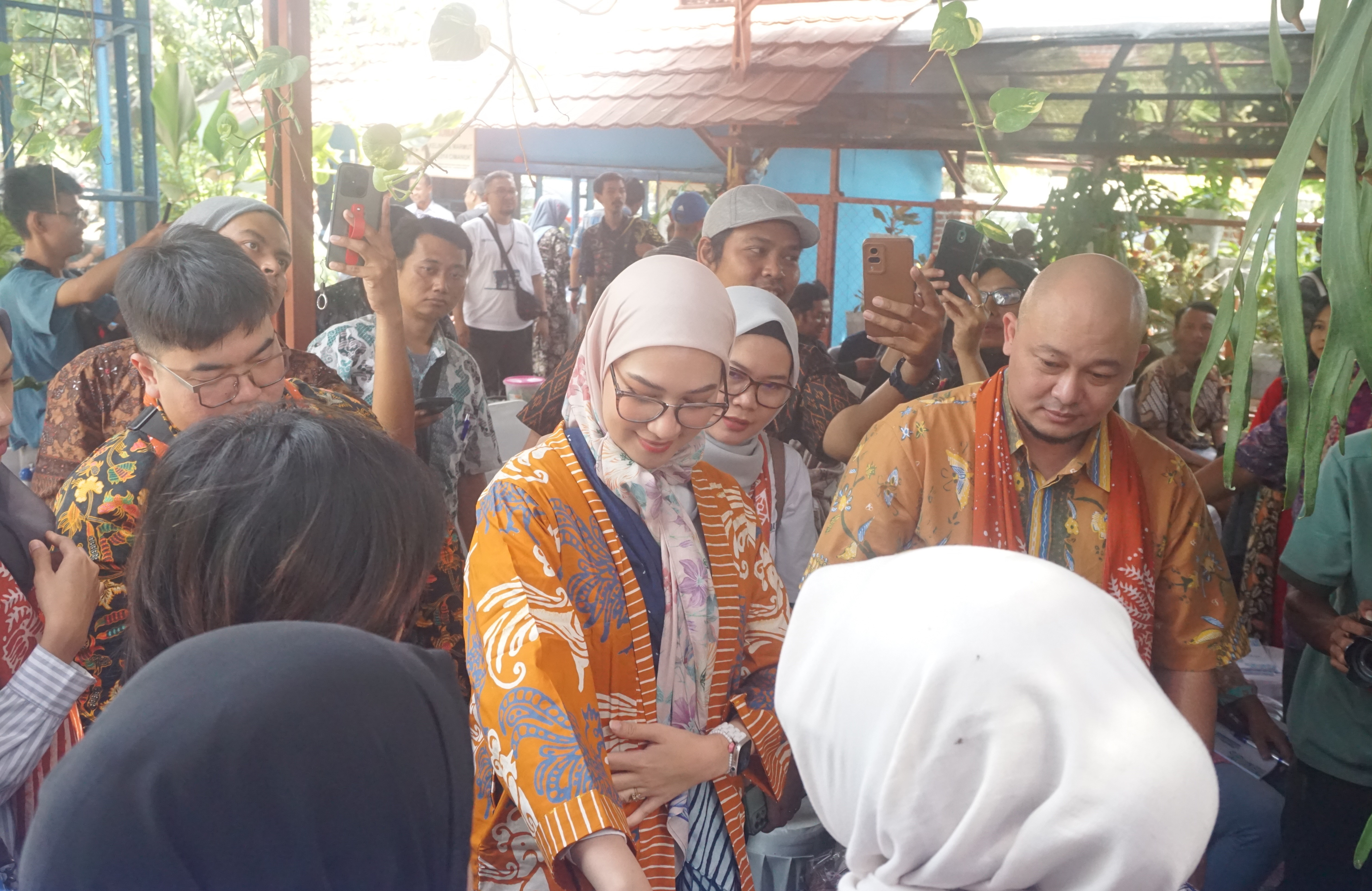 Staf Khusus Presiden Bidang Sosial Angkie Yudistia saat di Karawang. 