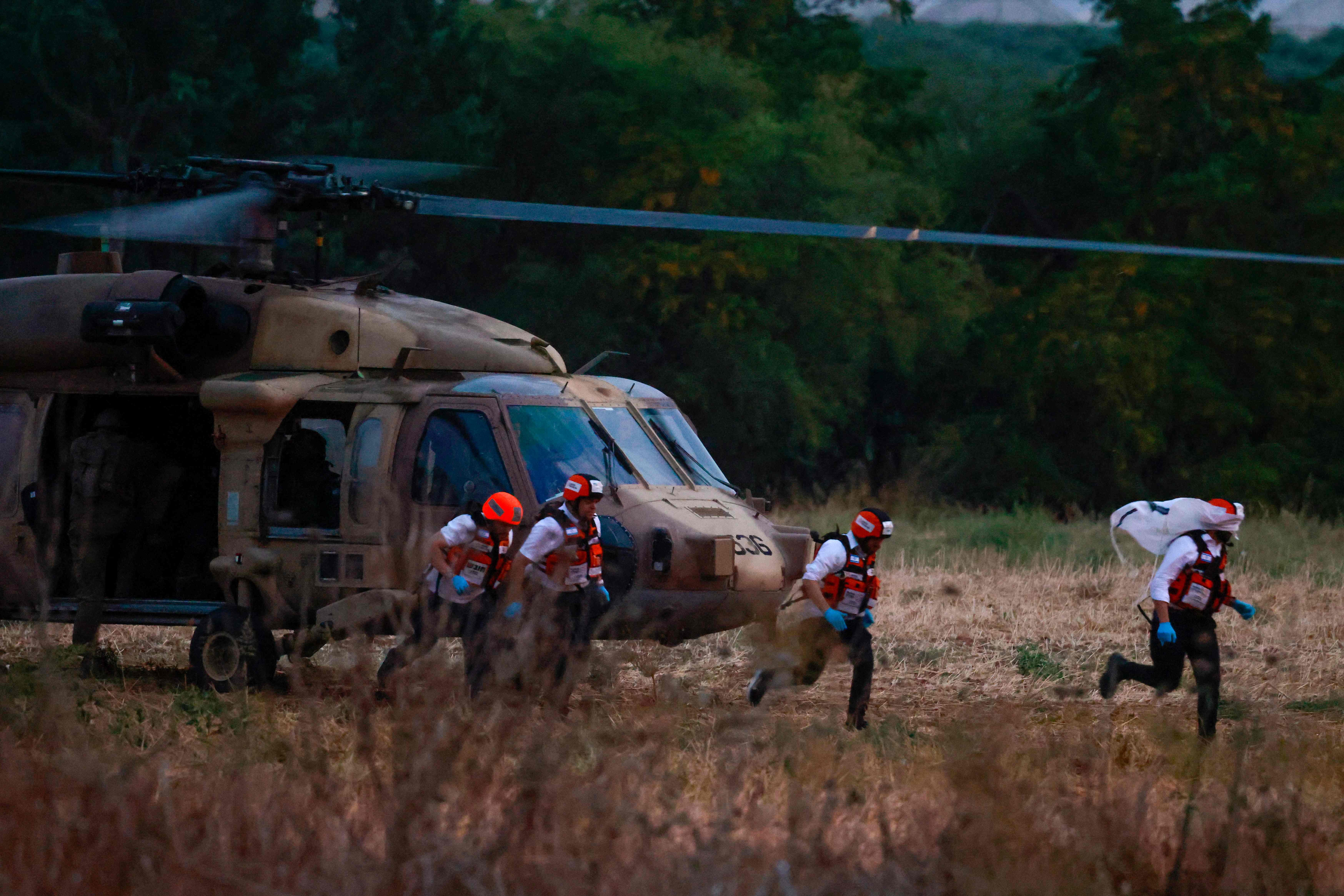 Tim penyelemat Israel menyelamatkan warga yang terluka akibat serangan roket Hamas