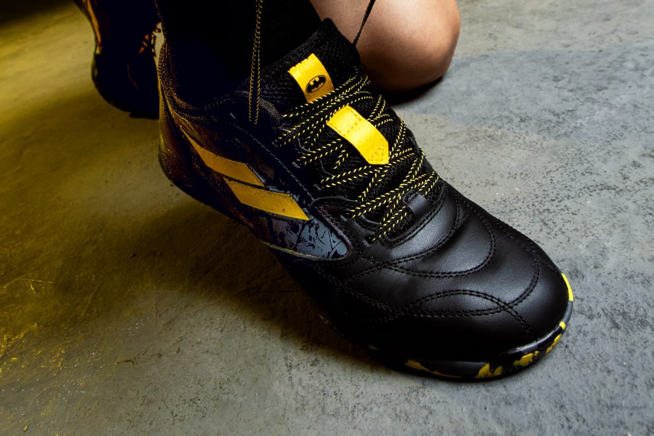 Sepatu Mills bertema Batman.