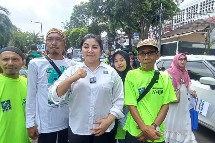 Caleg PKB Yusinta Ningsih Nenobahan Syarief (tengah) bersama pendukung Anies Baswedan-Muhaimin Iskandar di sekitar Gedung KPU, Jakarta.